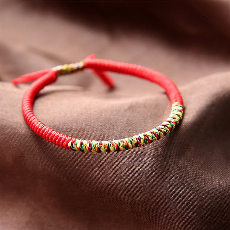 Mehrfarbiges tibetisches King Kong Knoten-Armband mit roter Schnur