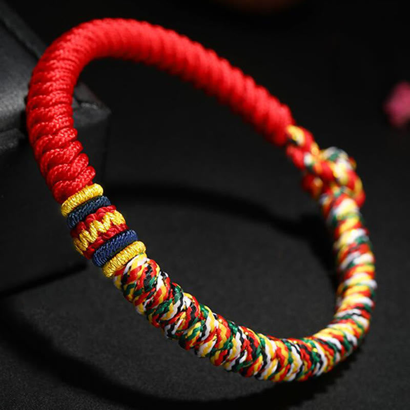 Mehrfarbiges rotes Schnurarmband mit King Kong-Knoten zum Schutz