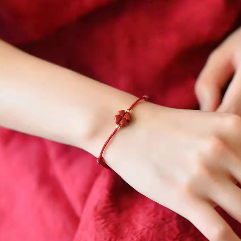 Natürliches zinnoberrotes Schnurarmband mit vierblättrigem Kleeblatt-Segen