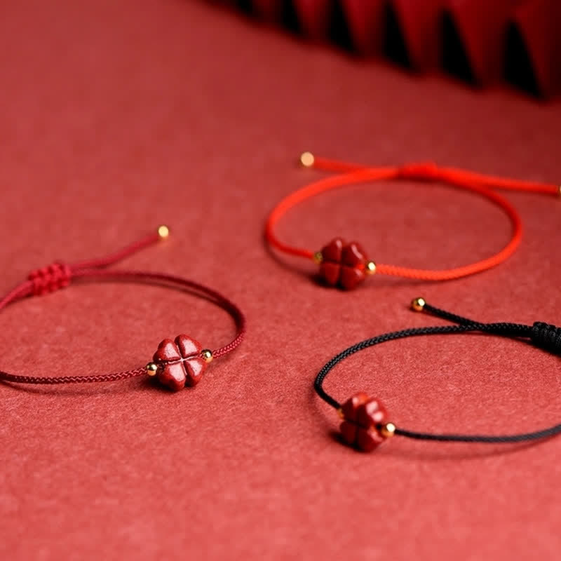 Natürliches zinnoberrotes Schnurarmband mit vierblättrigem Kleeblatt-Segen