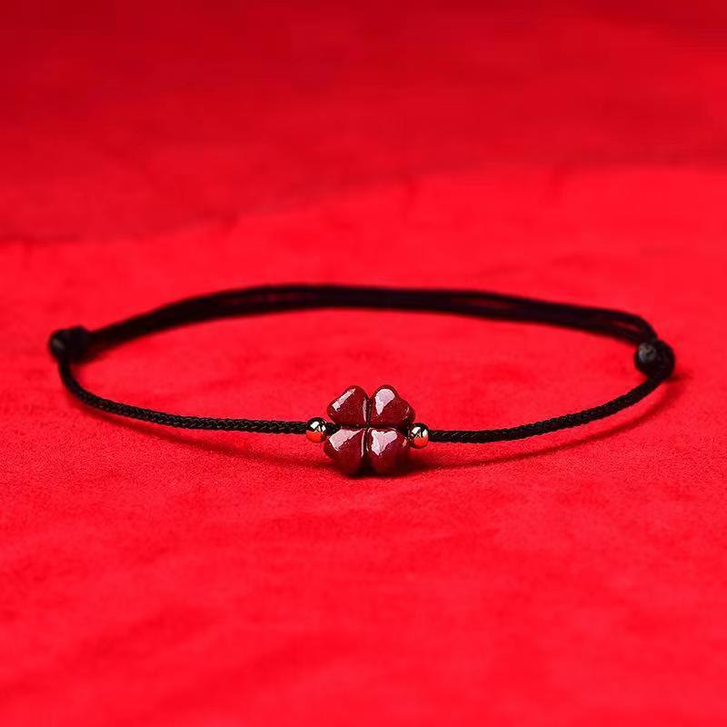 Natürliches zinnoberrotes Schnurarmband mit vierblättrigem Kleeblatt-Segen