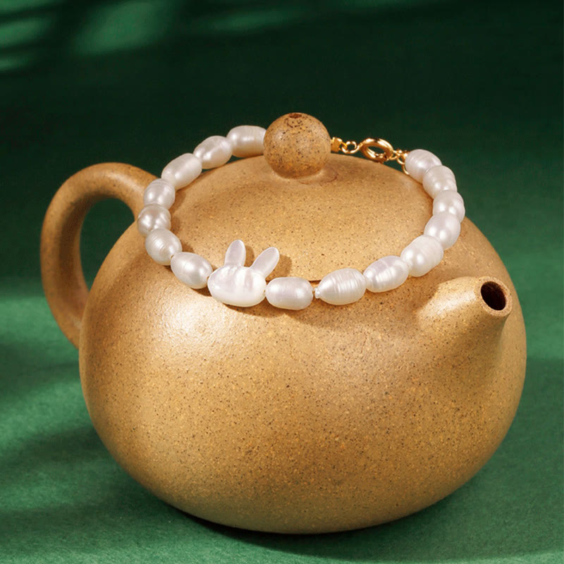 Aufrichtigkeitsarmband aus Naturperlen mit süßem Kaninchenanhänger