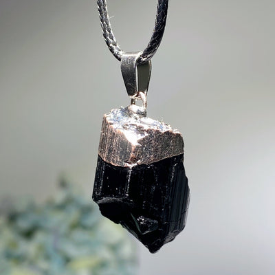 Natürlicher roher schwarzer Turmalin-Anhänger, 15–25 mm, Heilkristall