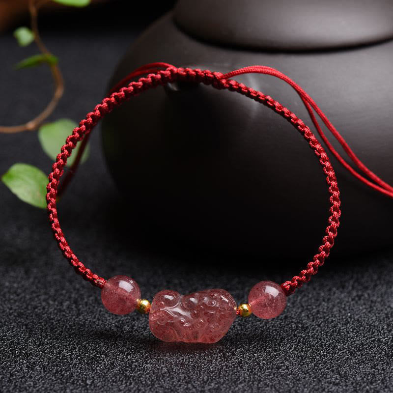 Natürliches Erdbeerquarz-PiXiu-Armband mit roter Schnur für Glück