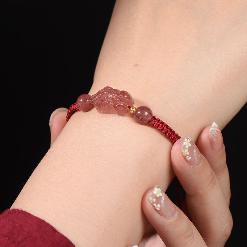 Natürliches Erdbeerquarz-PiXiu-Armband mit roter Schnur für Glück