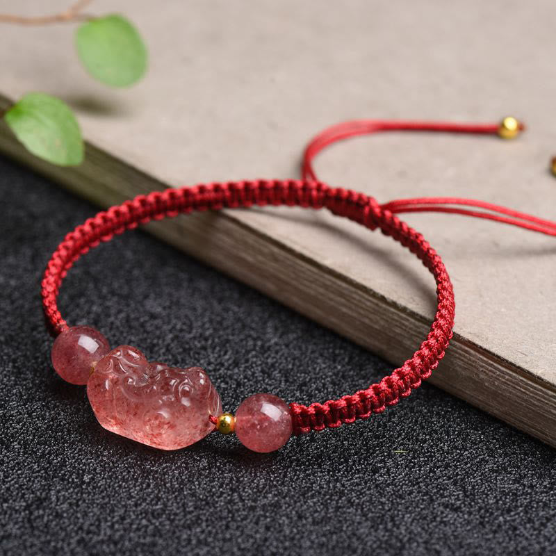 Natürliches Erdbeerquarz-PiXiu-Armband mit roter Schnur für Glück