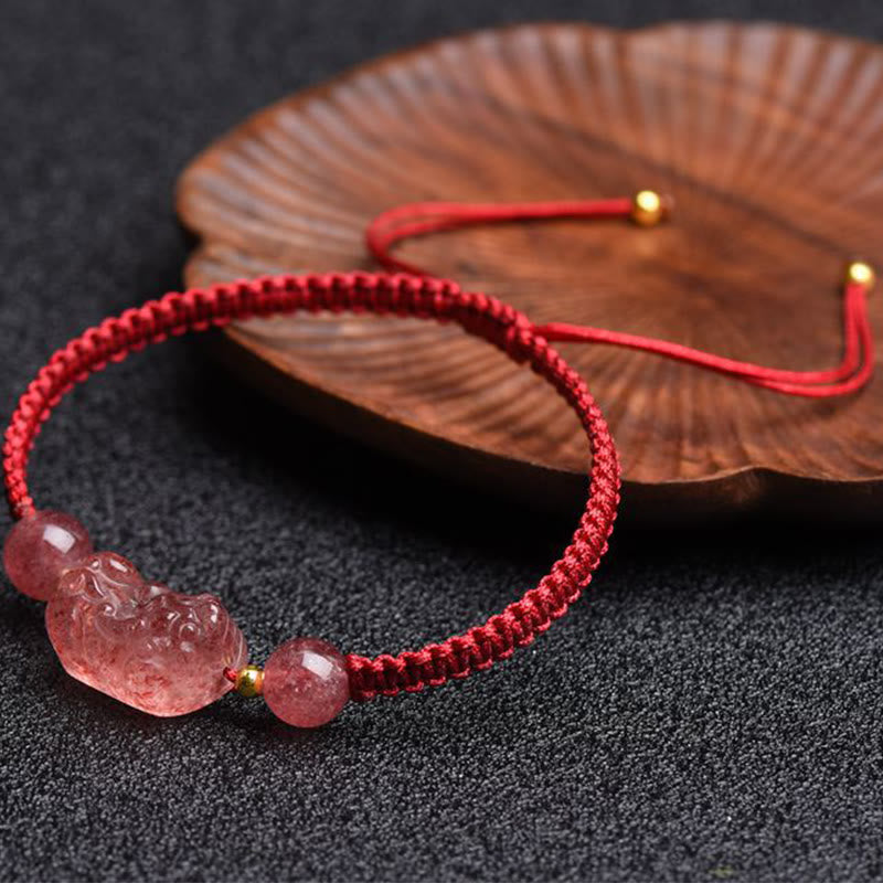 Natürliches Erdbeerquarz-PiXiu-Armband mit roter Schnur für Glück