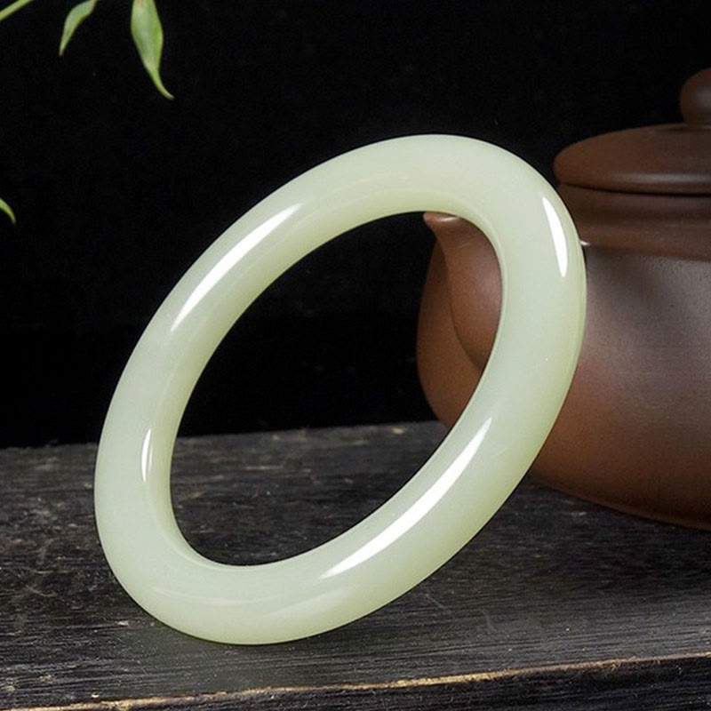 Armreif aus natürlicher, weiß-grüner Jade für Wohlstand, 56 mm