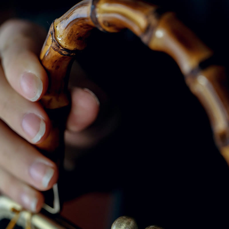 Von der Natur inspirierte Bambus-Grifftasche mit Blätter- und Vogeldesign