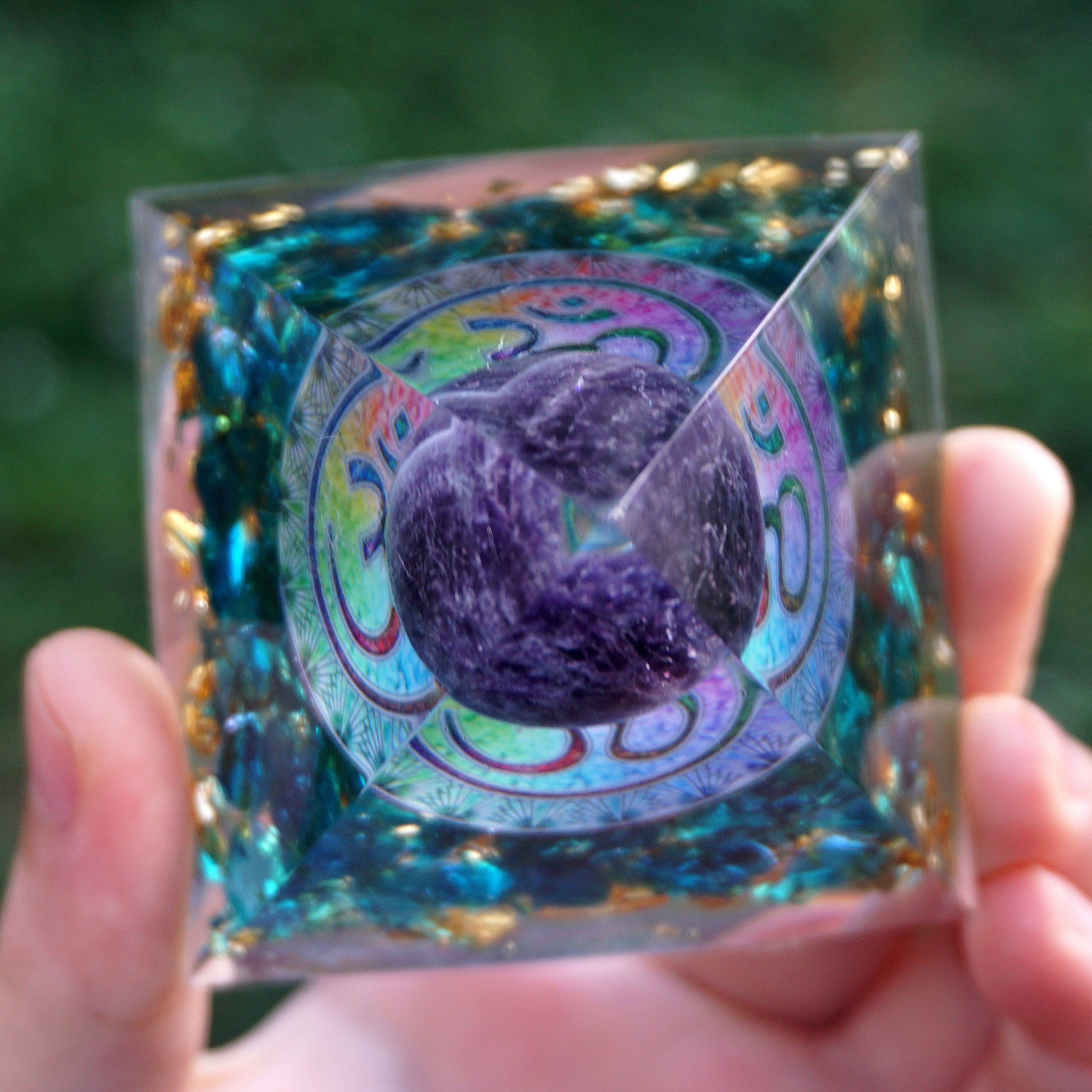 Om Amethyst Kugel Orgon Pyramide