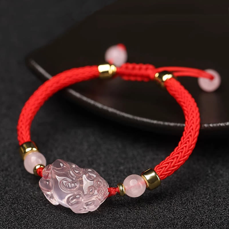 PiXiu-Reichtumsarmband aus rosa Kristall mit rotem Schnurschutz