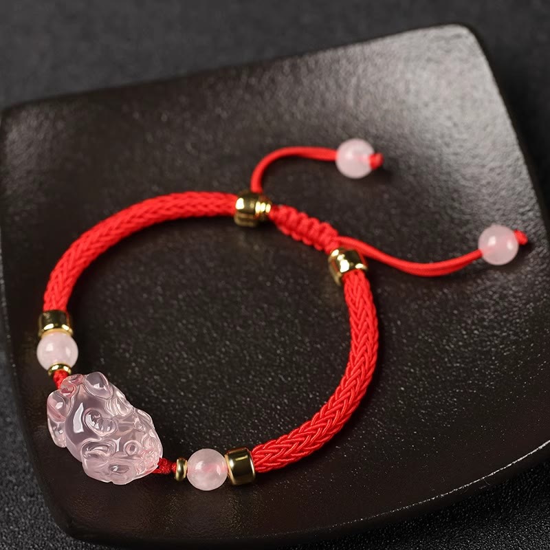 PiXiu-Reichtumsarmband aus rosa Kristall mit rotem Schnurschutz