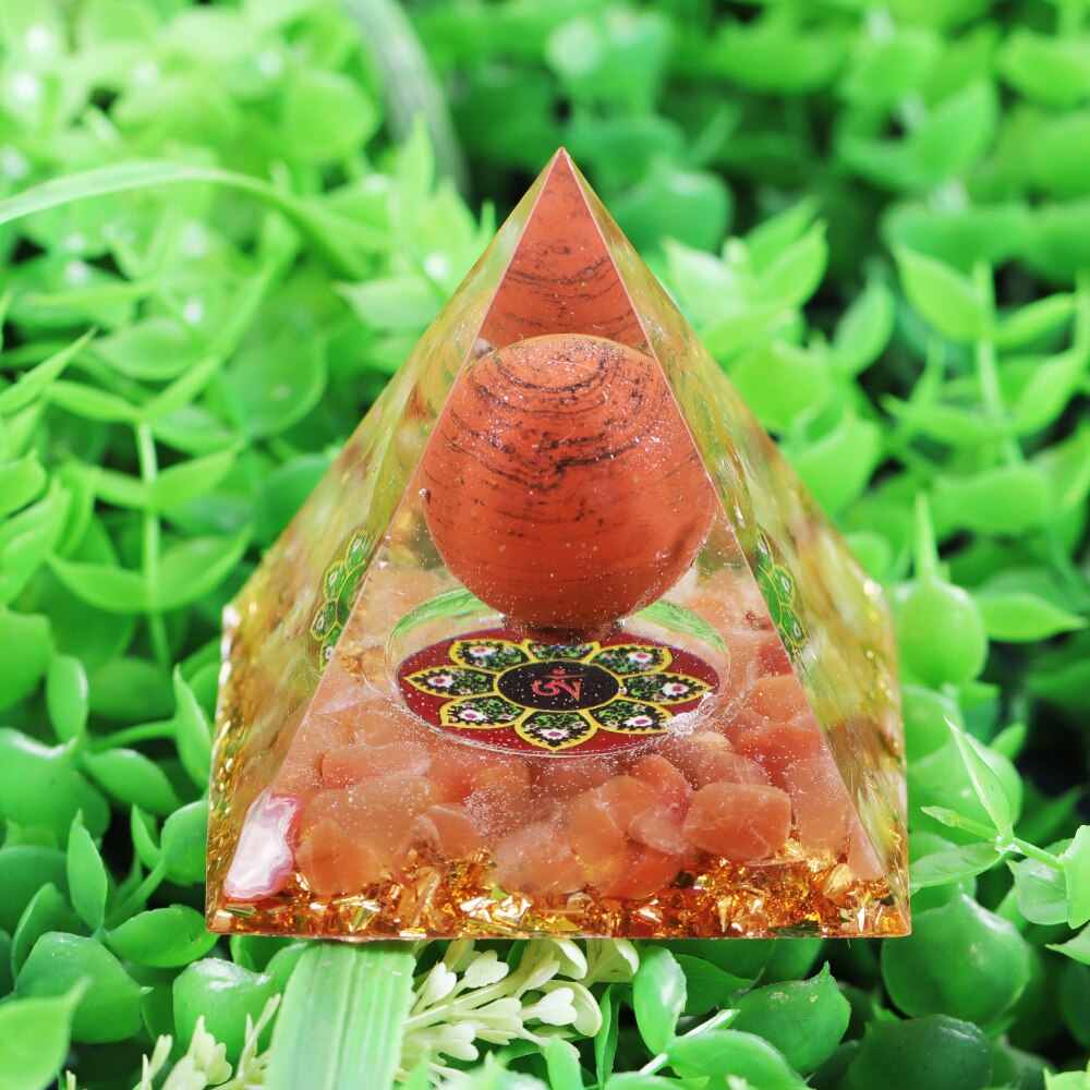 Schützende Orgonpyramide mit rotem Jaspis und Achat