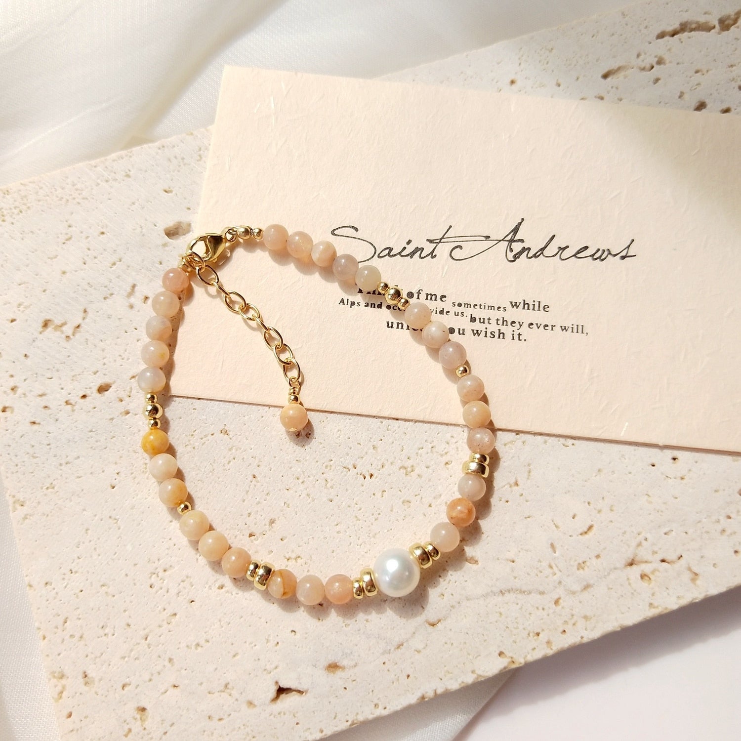 Strahlendes Sonnensteinarmband mit 14 Karat Vergoldung