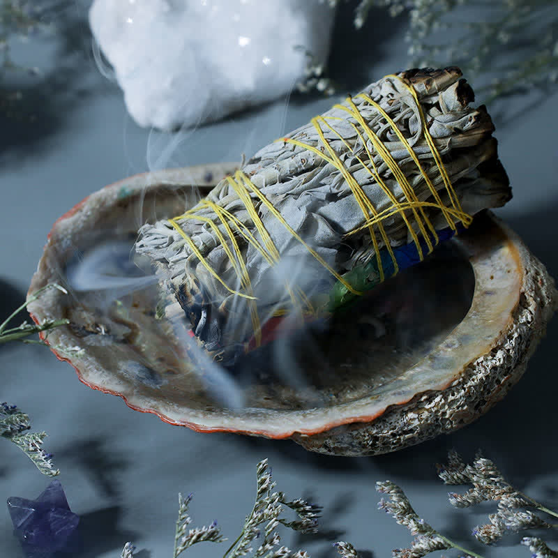 Räucherstäbchen mit roter Rose zur Reinigung des Hauses | Meditationsritual