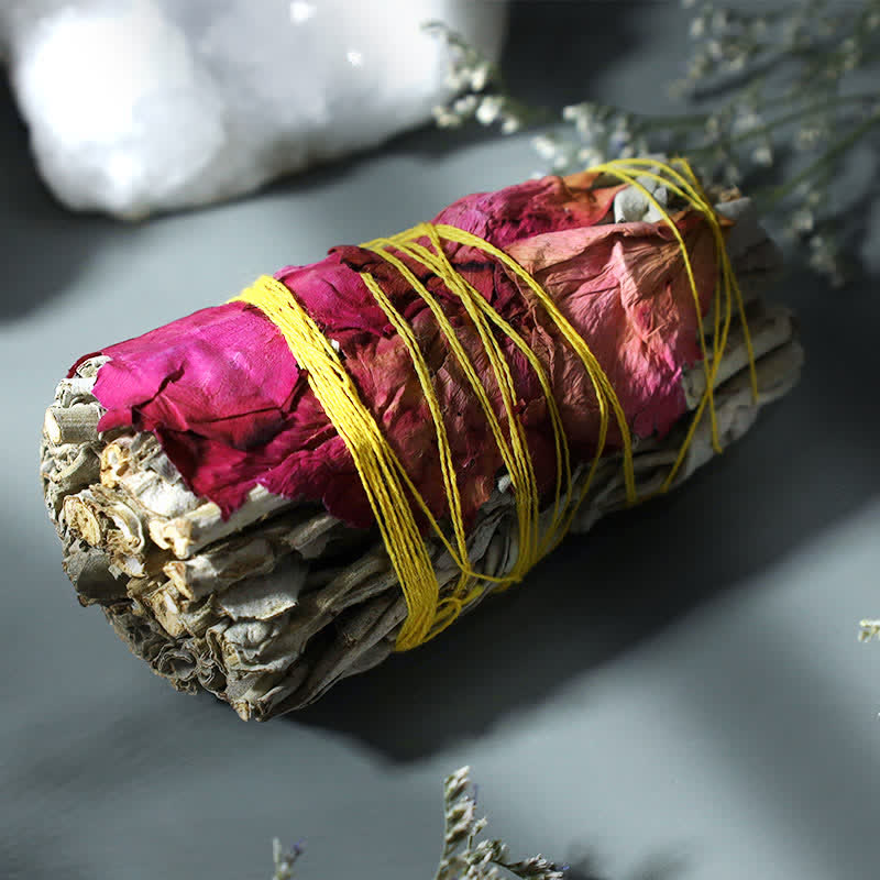 Räucherstäbchen mit roter Rose zur Reinigung des Hauses | Meditationsritual