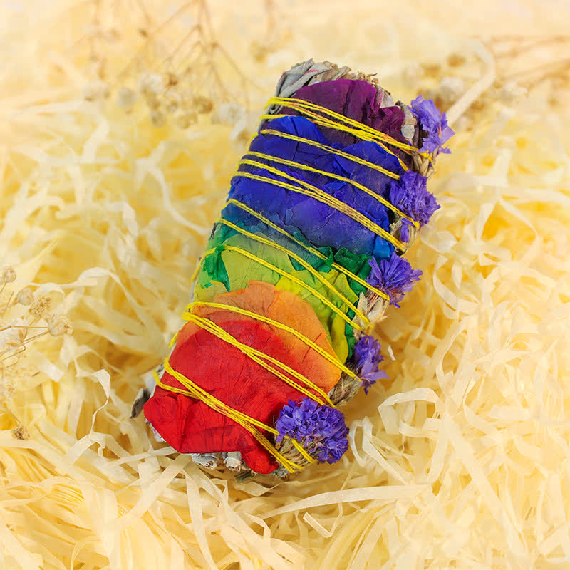 Räucherstäbchen mit roter Rose zur Reinigung des Hauses | Meditationsritual