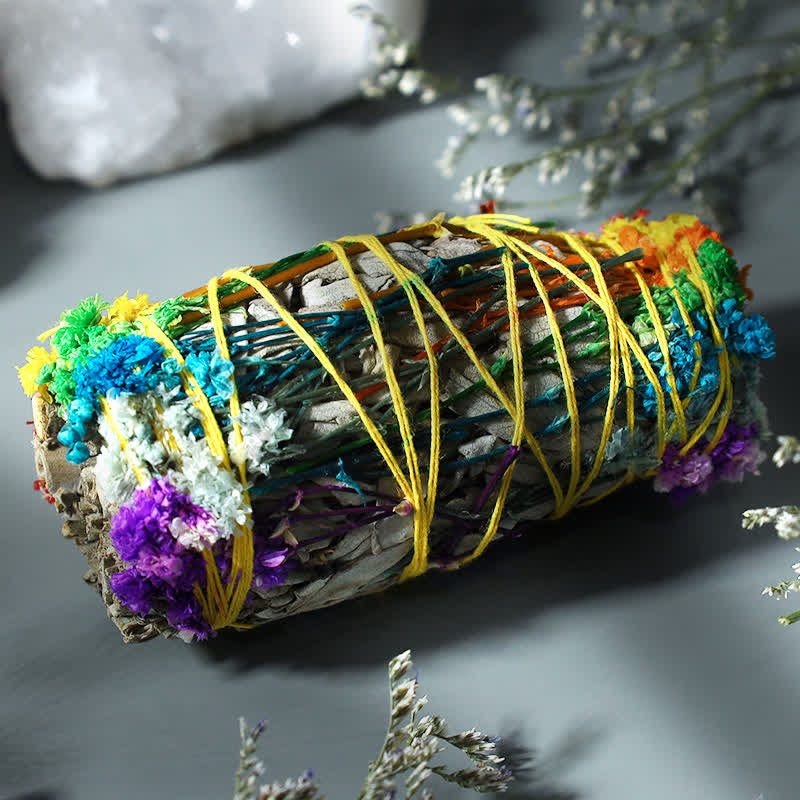 Räucherstäbchen mit roter Rose zur Reinigung des Hauses | Meditationsritual