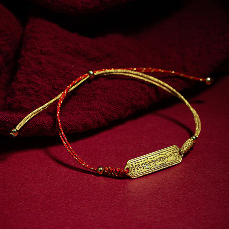 Rotes Schnurarmband mit 14 Karat vergoldetem Amulett