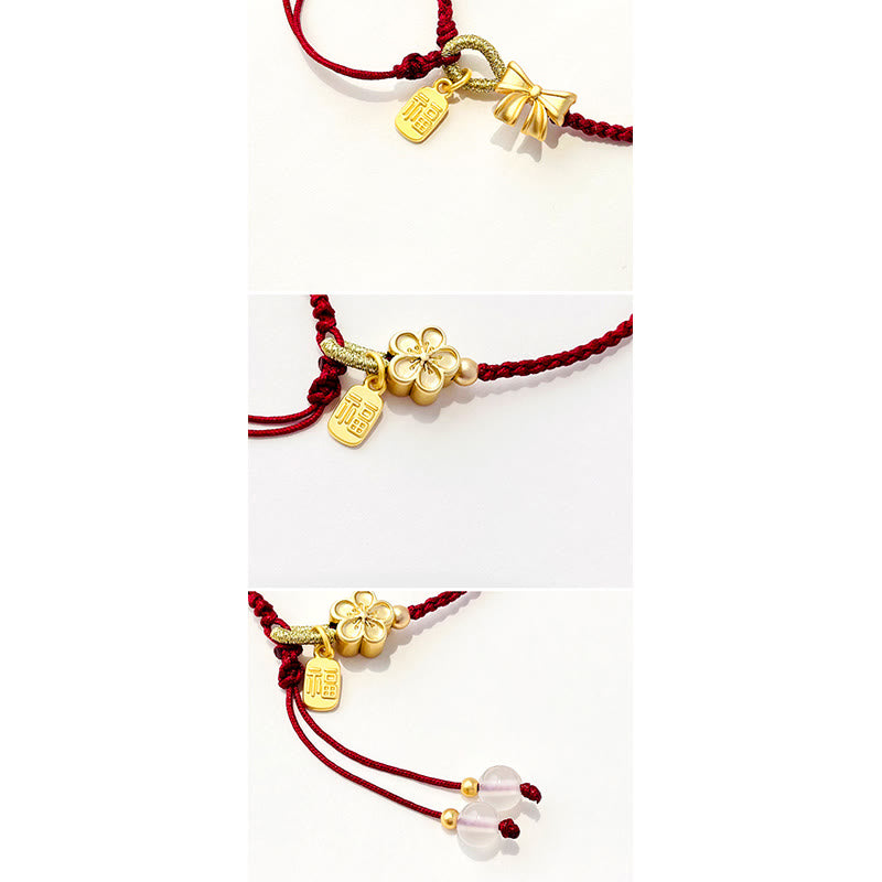 Rotes Schnurarmband mit Fu-Charm-Anhänger und Pfirsichblüten-Detail