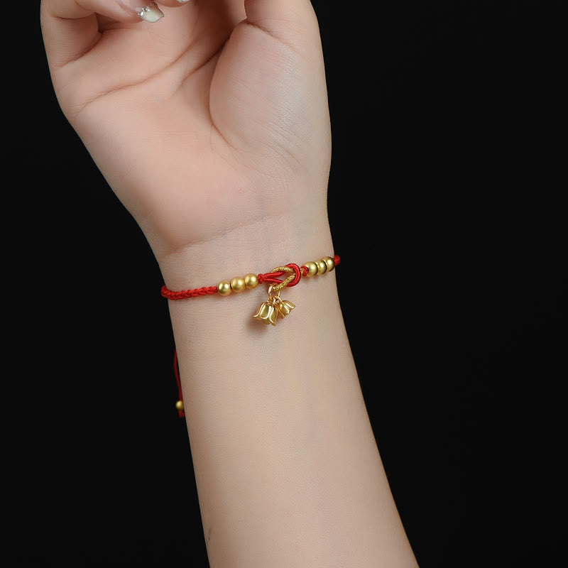 Rotes Schnurarmband mit Maiglöckchen-Anhänger für Glück und Schutz