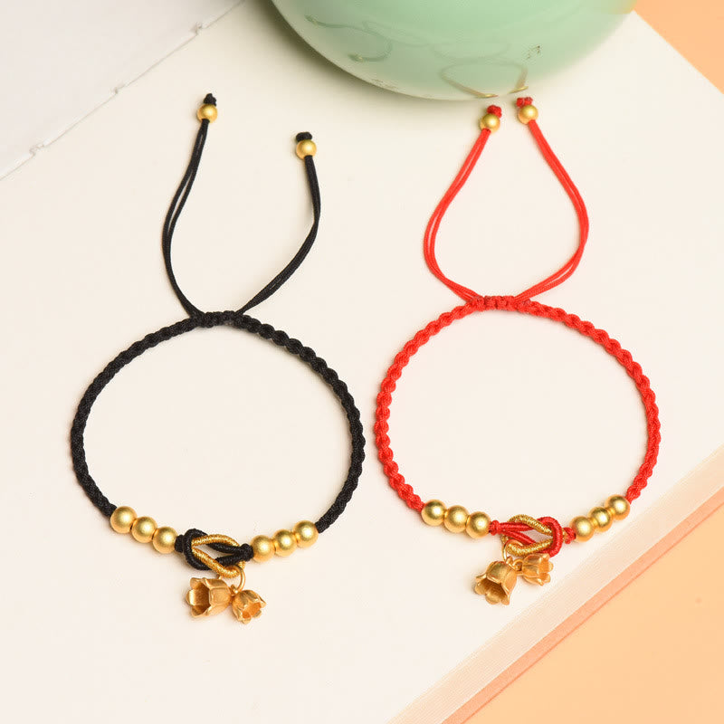 Rotes Schnurarmband mit Maiglöckchen-Anhänger für Glück und Schutz
