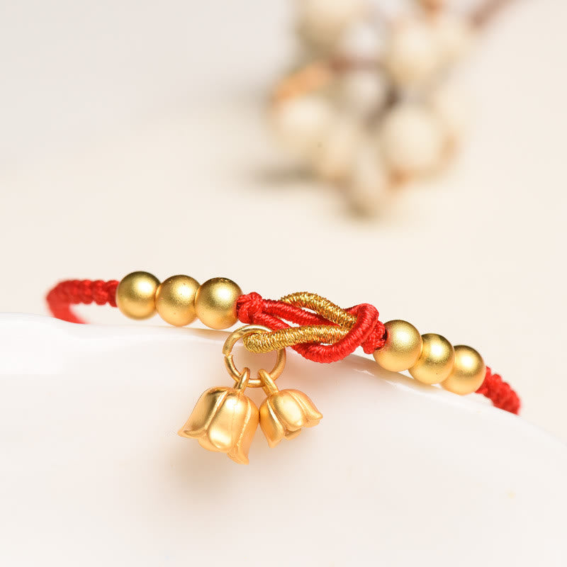 Rotes Schnurarmband mit Maiglöckchen-Anhänger für Glück und Schutz