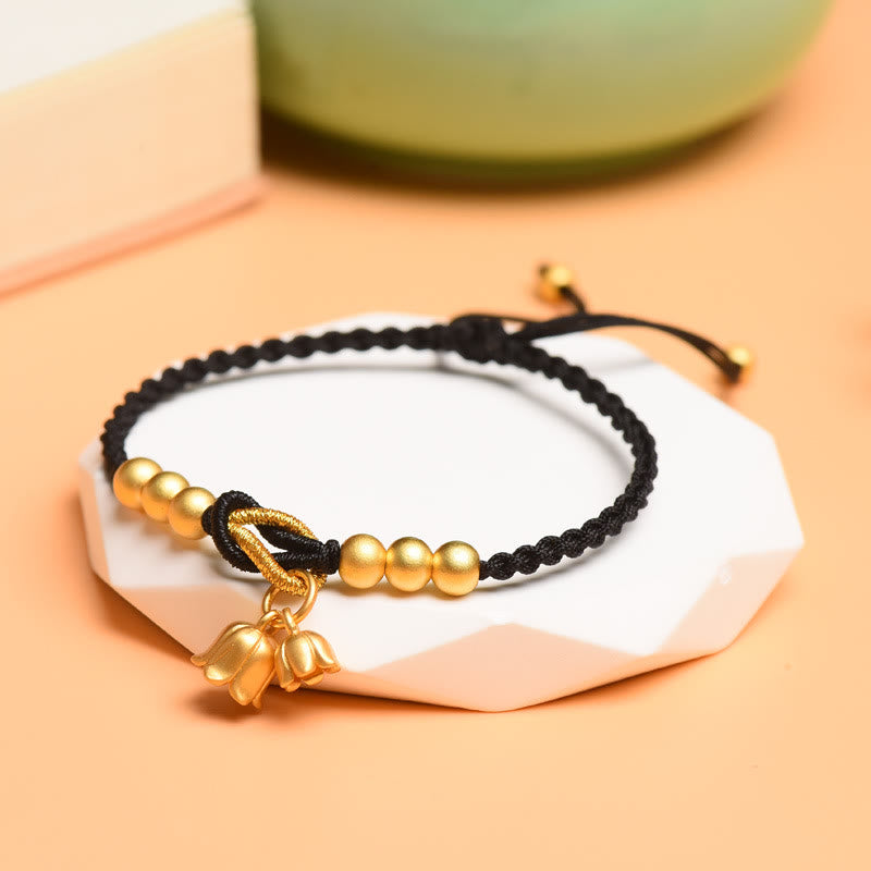 Rotes Schnurarmband mit Maiglöckchen-Anhänger für Glück und Schutz
