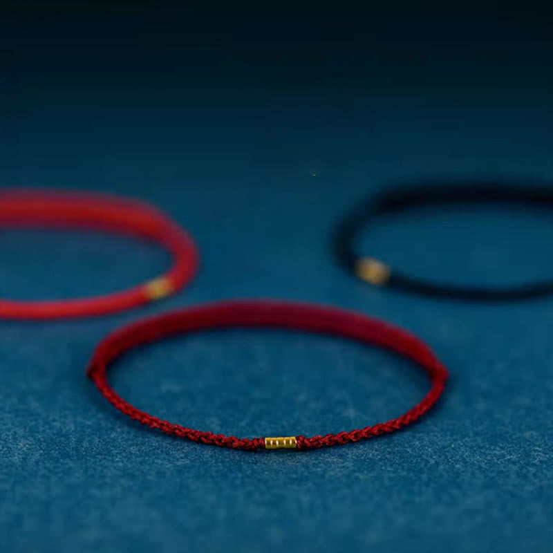 Rotes Schnurarmband mit goldenen Glücksperlen | Schutz &amp; Glück