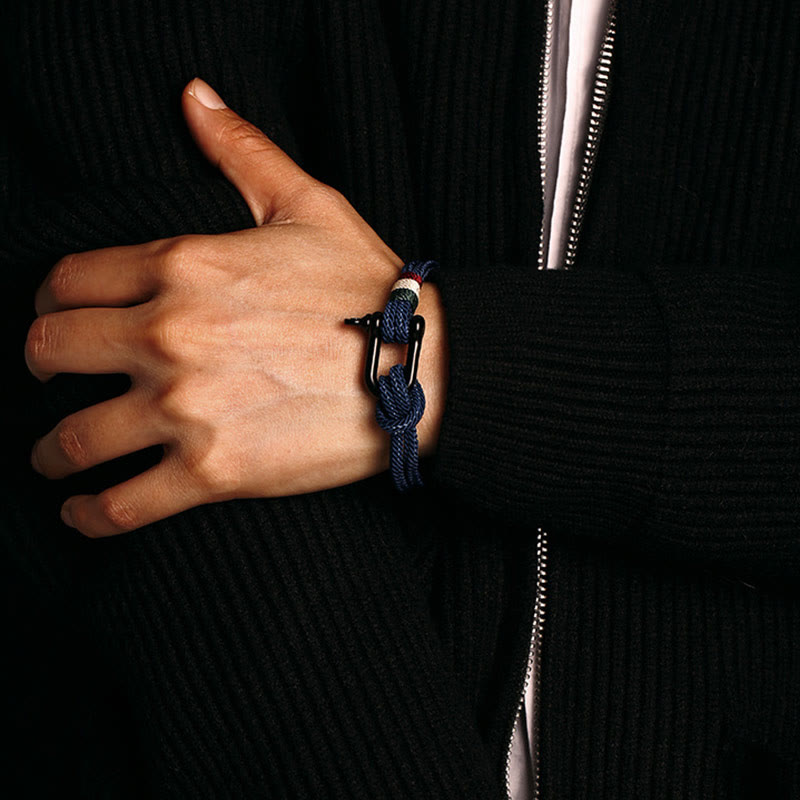 Rotes Schnurarmband mit Edelstahlschnalle für Glück und Schutz