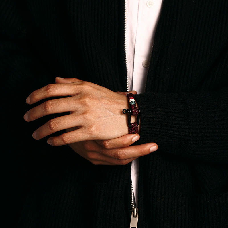 Rotes Schnurarmband mit Edelstahlschnalle für Glück und Schutz
