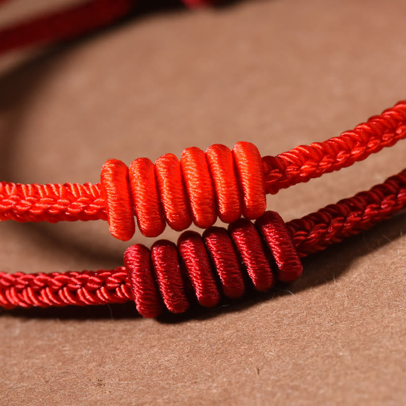 Rotes Armband mit achtsträngigem Seil
