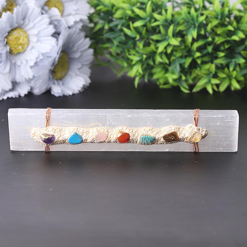 Selenit-Kristallstab mit Chakra-Steinen