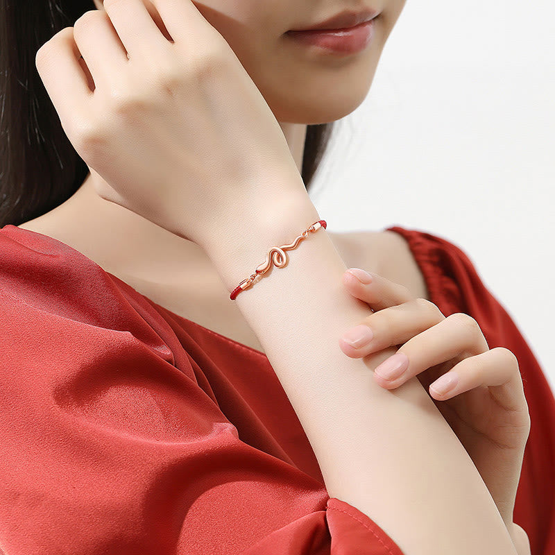 Silbernes Schlangenjahr-Armband mit roter Schnur