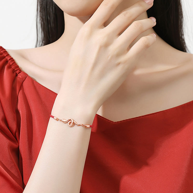 Silbernes Schlangenjahr-Armband mit roter Schnur