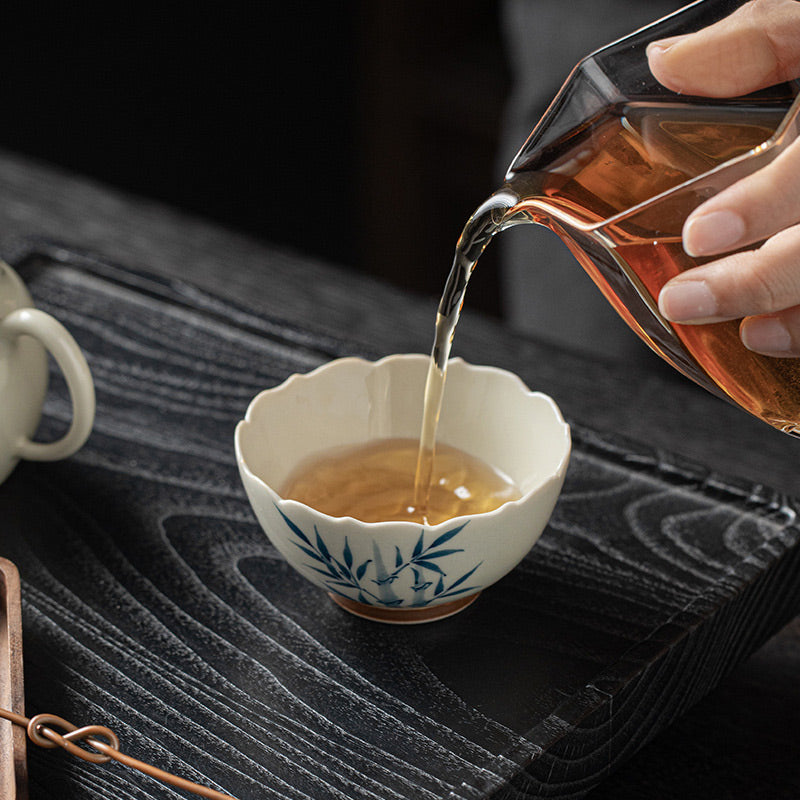 Kleine Keramik-Teetasse mit blauen Bambusblättern für Kung-Fu-Teerituale