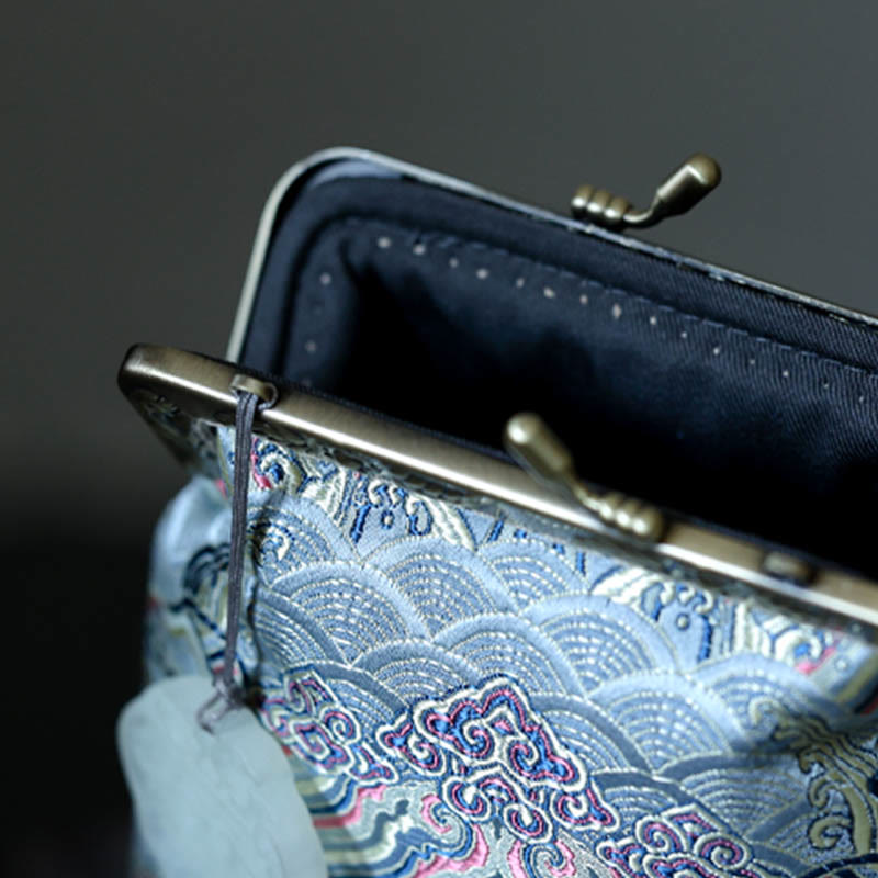 Kleine blaue Umhängetasche mit Meereswellen und Metallkette