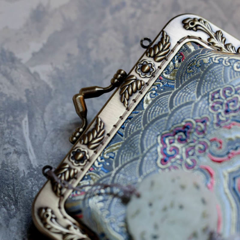 Kleine blaue Umhängetasche mit Meereswellen und Metallkette