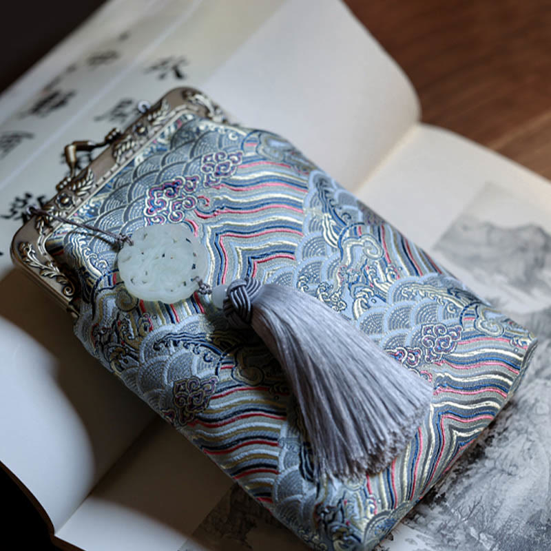 Kleine blaue Umhängetasche mit Meereswellen und Metallkette