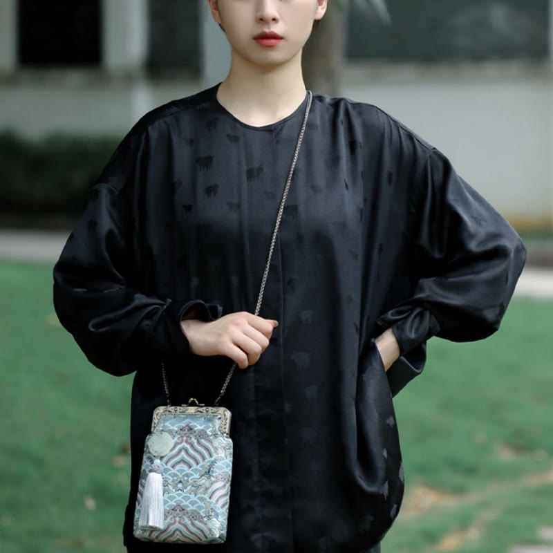 Kleine blaue Umhängetasche mit Meereswellen und Metallkette