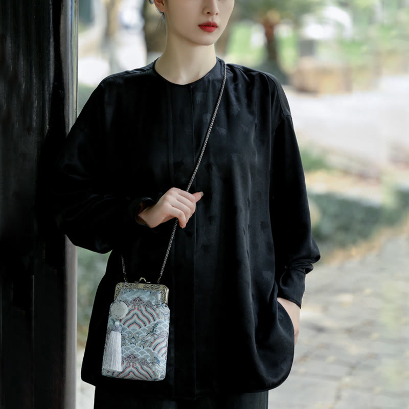 Kleine blaue Umhängetasche mit Meereswellen und Metallkette