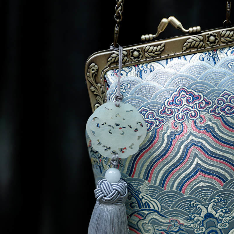 Kleine blaue Umhängetasche mit Meereswellen und Metallkette