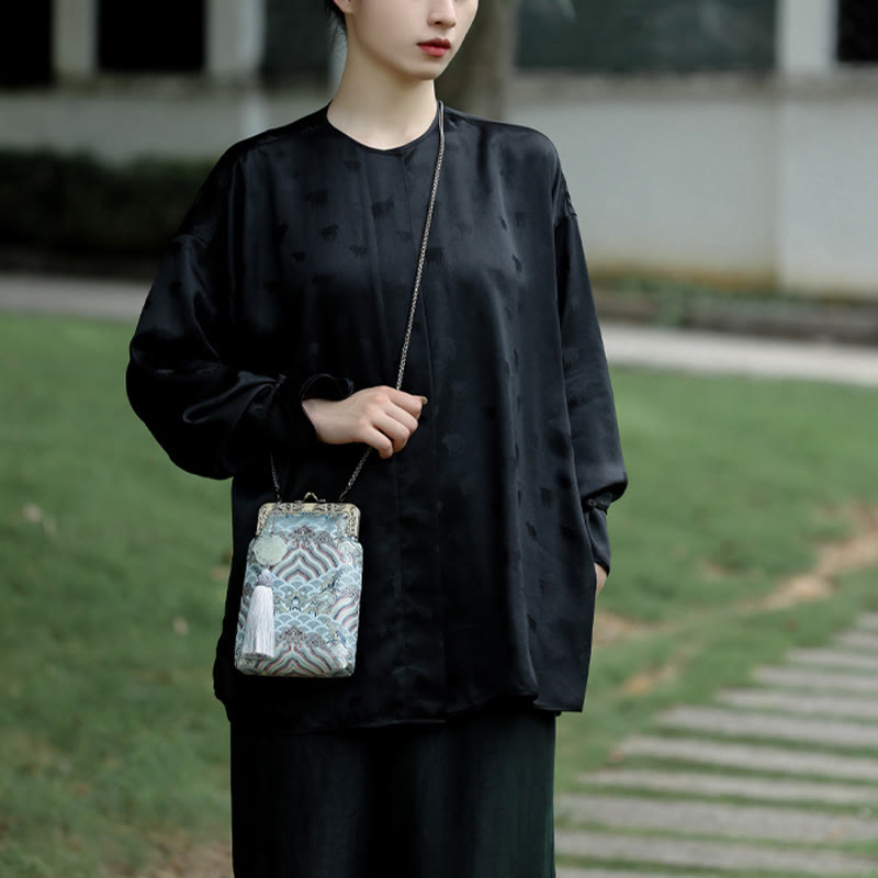 Kleine blaue Umhängetasche mit Meereswellen und Metallkette