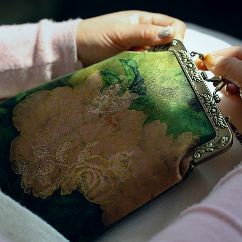 Kleine grüne Umhängetasche mit Pfingstrosen-Schmetterling und Metallkette