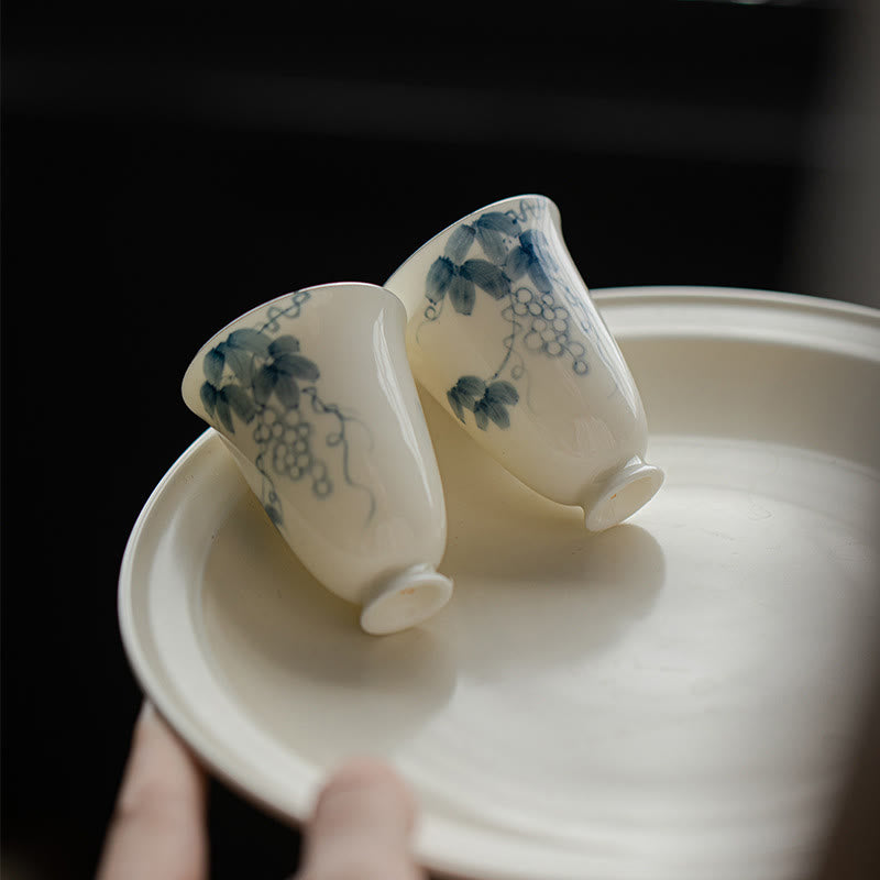 Kleine handbemalte Teetasse aus Keramik mit Trauben, 30 ml