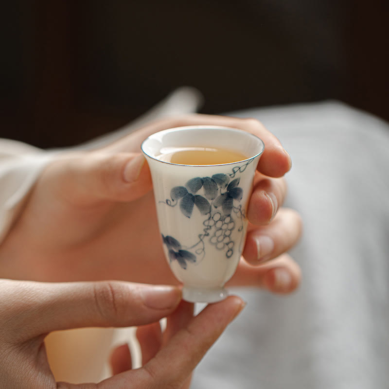 Kleine handbemalte Teetasse aus Keramik mit Trauben, 30 ml
