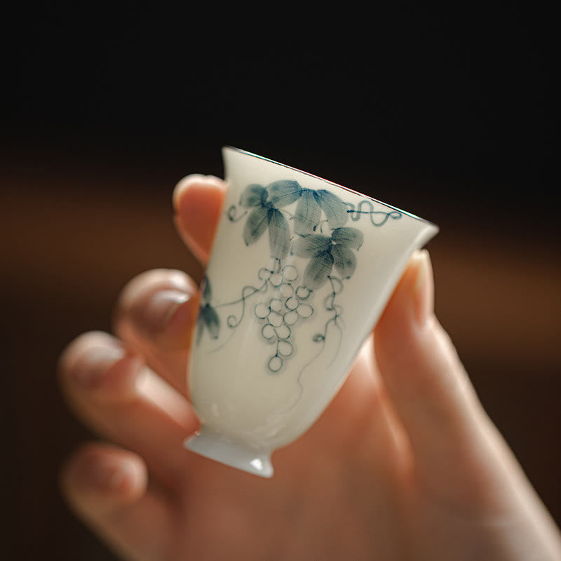 Kleine handbemalte Teetasse aus Keramik mit Trauben, 30 ml