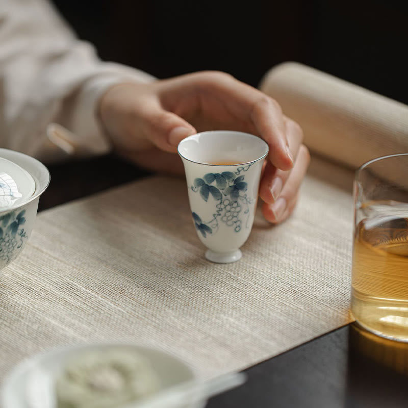 Kleine handbemalte Teetasse aus Keramik mit Trauben, 30 ml