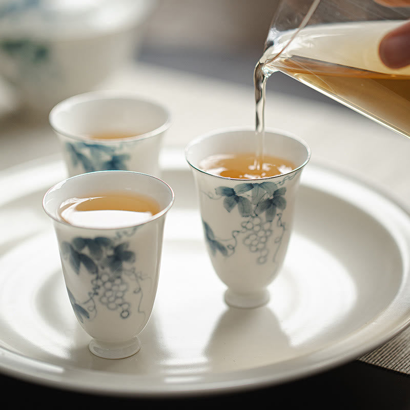 Kleine handbemalte Teetasse aus Keramik mit Trauben, 30 ml