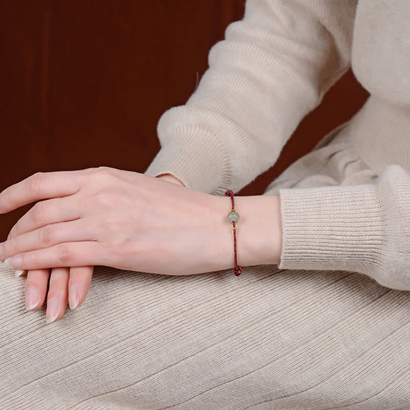 Kleines Hetian Jade Lotus Glücksarmband mit roter Schnur 6x8mm